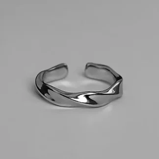 Wavy Shiny Ring with Open Band Design