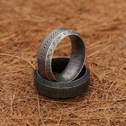 Vintage-style Ring with Carved Design - Image 4