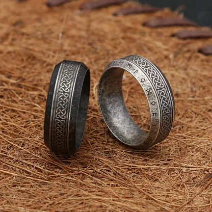 Vintage-style Ring with Carved Design - Image 2